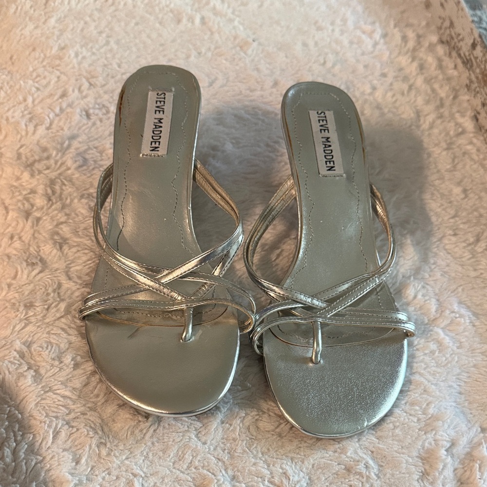 Steve Madden Silver Sandals Modern Minimalist Design